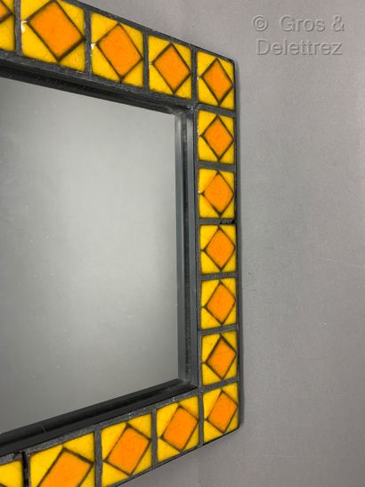 TRAVAIL DANOIS 1960 Miroir en céramique a motifs géométriques en léger relief jaune...