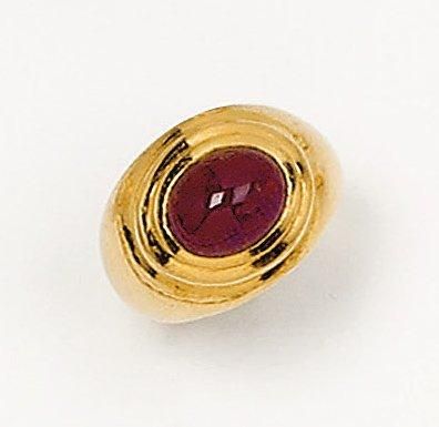 null Bague jonc en or jaune ornée d'un rubis taillé en cabochon. Poids 10 g.