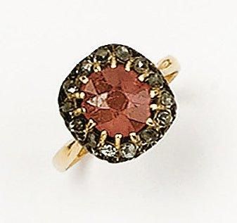 null Bague en or jaune et argent ornée d'une pierre rouge dans un entourage de diamants...