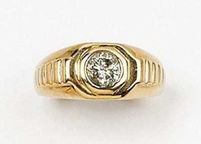 null Bague jonc en or jaune 14k ornée d'un diamant taillé en brillant calibrant 1...