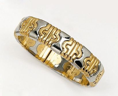 BUlGARI Bracelet jonc ouvrant en or jaune et acier à motifs géométriques. Poids Brut...