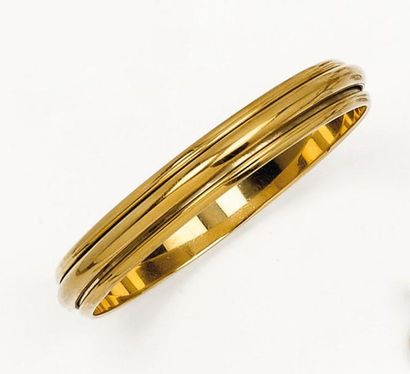 PIAGET « POSSESSION »- Bracelet en or jaune orné d'un anneau mobile. Signé Piaget....