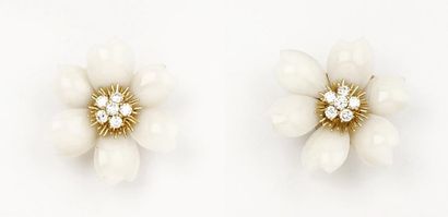 VAN CLEEF & ARPELS Paire de boucles d'oreilles «Fleur» en or jaune et corail blanc,...