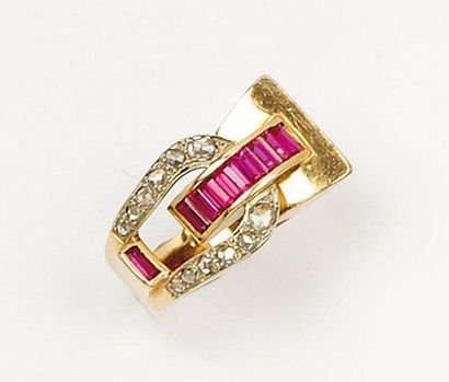 null Bague «Boucle» en platine et or jaune ornée de diamants taillés en rose et pierres...