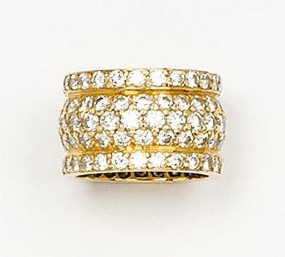 null Large anneau en or jaune orné d'un motif en godron pavé de diamants bordé de...