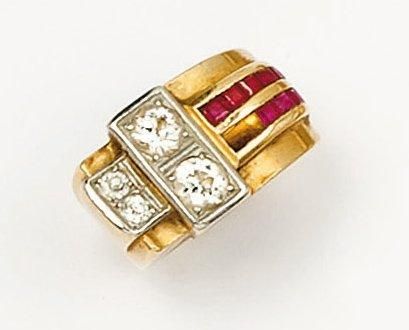 null Bague «Boucle» en or jaune ornée de quatre diamants de taille ancienne bordés...