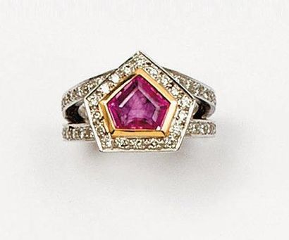 null Bague en or gris ornée d'un saphir rose taillé en obus dans un entourage de...