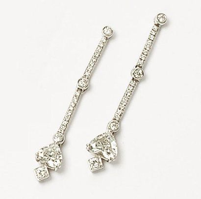 REPOSSI Paire de pendants d'oreilles en or gris: une ligne sertie de diamants soutient...