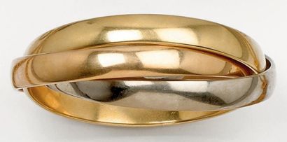 CARTIER Bracelet trois anneaux en or de trois couleurs. Signé Cartier et numéroté....