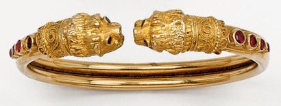 null Bracelet jonc ouvert en or jaune orné de deux têtes de lions et de rubis (manque...