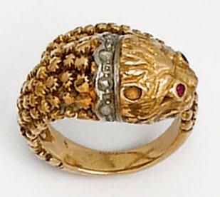 null Bague «Lion» en or jaune ornée de rubis et de diamants taillés en rose. Poids...