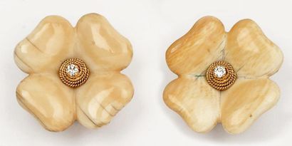 FRED Paire de boucles d'oreilles «Fleur» en or jaune et ivoire ornées de diamants...