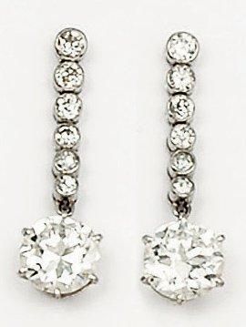 null Paire de pendants d'oreilles en or gris ornés chacun de six diamants soutenant...