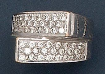 null Bague «Croisée» en or gris ornée de deux pavages de diamants. Poids 15,3 g.