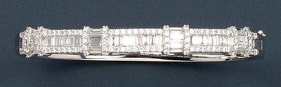 null Bracelet rigid e ouvrant en or gris orné de diamants baguette et diamants taillés...