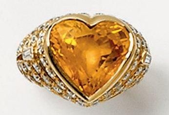 REPOSSI Bague en or jaune ornée d'un important saphir jaune taillé en coeur, bordé...