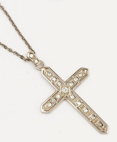 null Chaîne et pendentif «Croix» en or gris ajouré orné de diamants taillés en brillant....