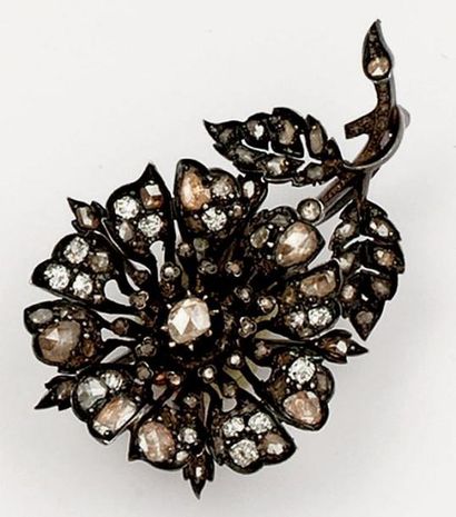 null Broche «Fleur» en or et argent sertie de diamants taillés en rose. Fin XIX°...