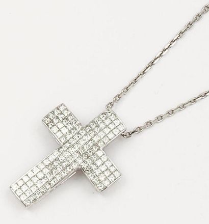 null Chaîne et pendentif «Croix» en or gris entièrement pavée de 116 diamants princesse....