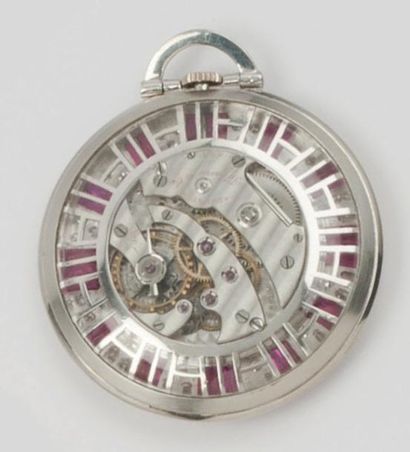 TIFFANY & Co Pendentif montre en platine, cadran argent dans un entourage de rubis...