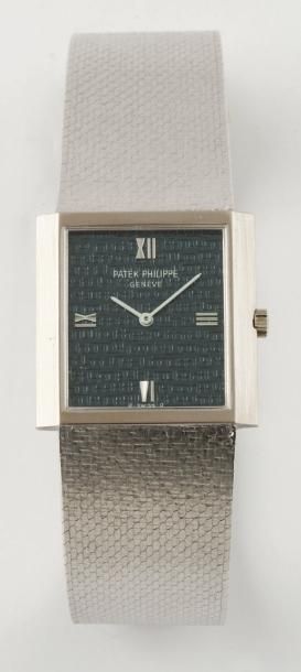 PATEK PHILIPPE «Gondolo» Circa 1973 Bracelet montre en or gris, cadran or bleui guilloché,...