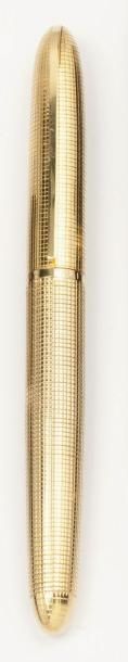 LOUIS VUITTON Stylo à bille en métal doré à décor quadrillé. Signé Louis Vuitton...