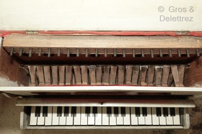 null Piano jouet en bois laqué à décor floral. En état de marche (à réviser).

49...