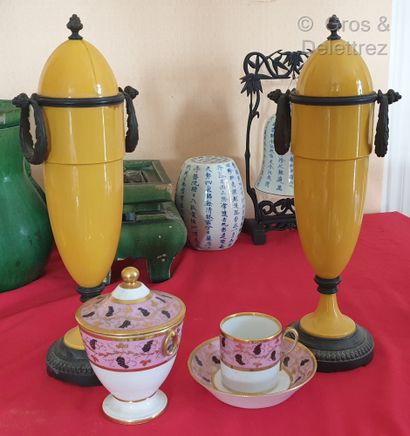 Lot including : 

- a pair of oblong yellow...