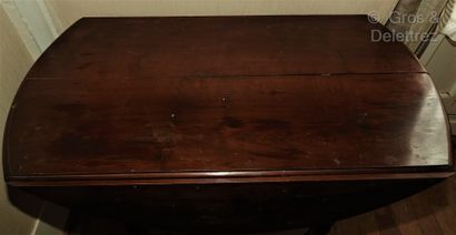 null Circular table with two flaps in mahogany, the legs turned in umbrella.

Mid...
