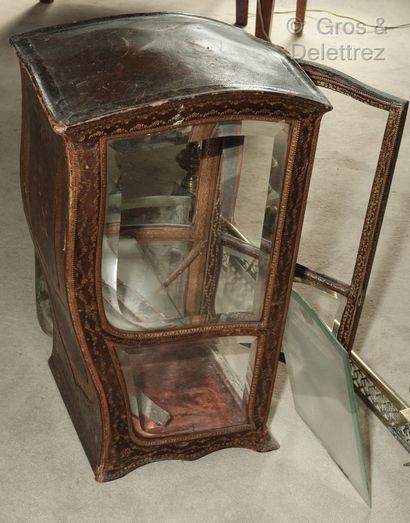 null Vitrine en forme de chaise à porteurs en cuir fauve. Style du XVIIIe (accidents)....