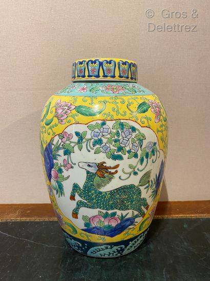 null (Study) China, covered pot of baluster form in porcelain decorated in polychrome...