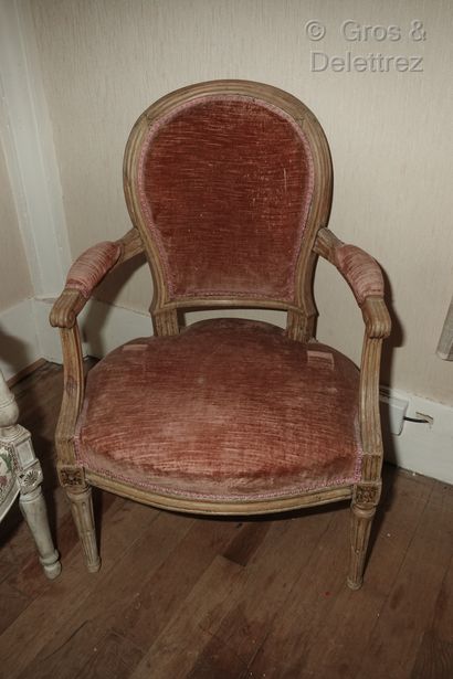 null A set of two armchairs: 

- One grey relacquered from the Directoire period

H....