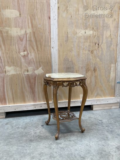 null (Saint-Denis)A carved and gilded wood side table resting on four curved legs...