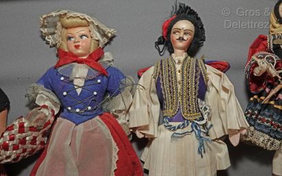 null Réunion de vingt poupées de divers pays (Grèce, Japon, Ecosse, Espagne…) et...