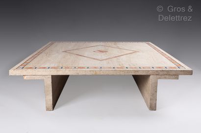  (Saint-Denis)Grande table basse en travertin à plateau carré à décor incrusté d'un...