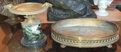 Lot including :

- Small oval planter and...