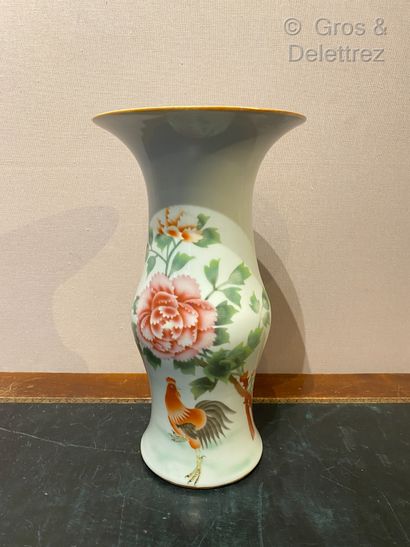 null (Etude)Chine. Vase cornet en porcelaine de forme balustre et col évasé à décor...