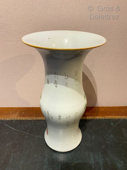  (Etude)Chine. Vase cornet en porcelaine de forme balustre et col évasé à décor en...