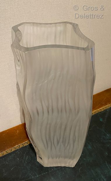  (Etude)Cristallerie France. Grand vase quadrangulaire en cristal de forme mouvementé...