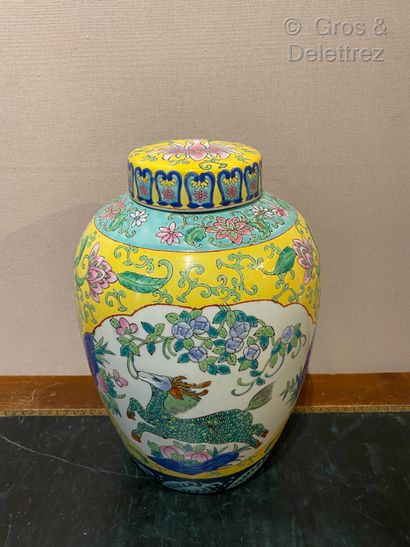 null (Study) China, covered pot of baluster form in porcelain decorated in polychrome...