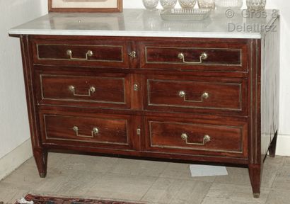 null Mahogany and mahogany veneer chest of drawers decorated with brass framing rods,...