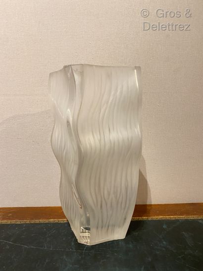 null (Etude)Cristallerie France. Grand vase quadrangulaire en cristal de forme mouvementé...