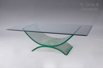 null (Saint-Denis)Table basse composée de deux lames de plexiglas recourbées et rivetées....