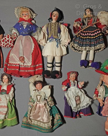 null Réunion de vingt poupées de divers pays (Grèce, Japon, Ecosse, Espagne…) et...