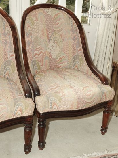 null A pair of rosewood gondola chairs with baluster legs. 

Around 1830

H. 81 cm...