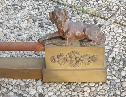 null Barre de foyer en bronze à décor de chiens couchés au naturel.

XIXe (accidents).

L....
