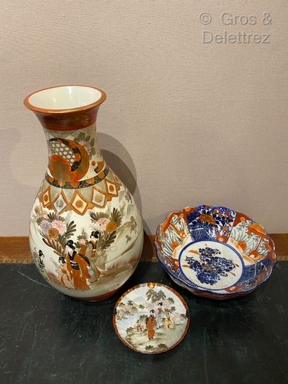  (Etude)Japon. Lot en porcelaine composé d'un vase piriforme à decor de femmes et...