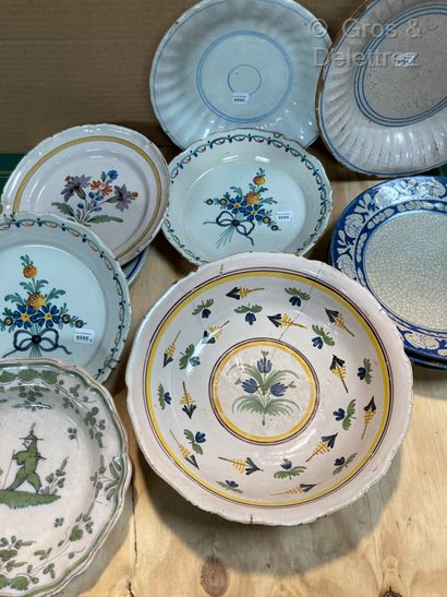 (Saint-Denis) Lot of earthenware plates decorated...