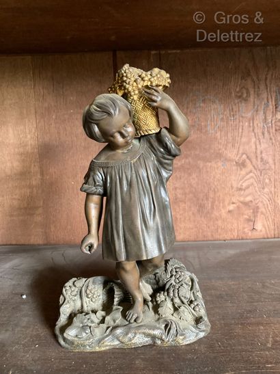  (Saint-Denis) Fillette au panier de raisin 
Sculpture en bronze patiné et doré 
Haut...