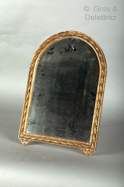 (Saint-Denis) Miroir en bois dore à decor d'un jonc rubane cintre en partie haute....